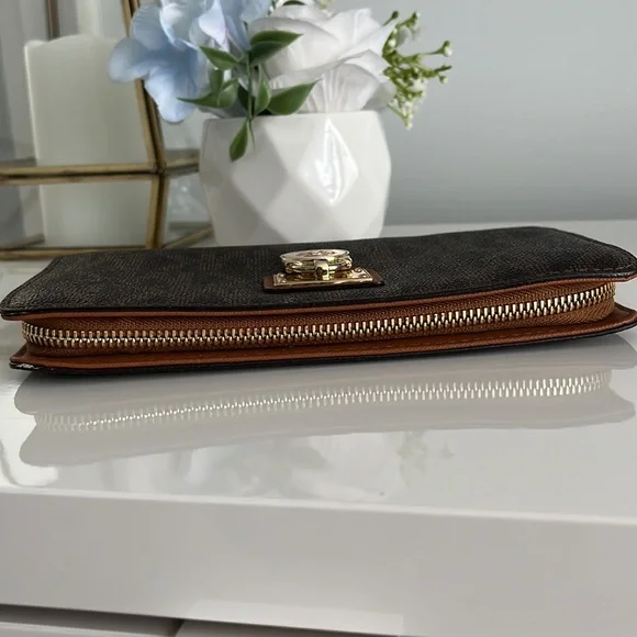 Michael Kors Wallet - Picture 4 of 9